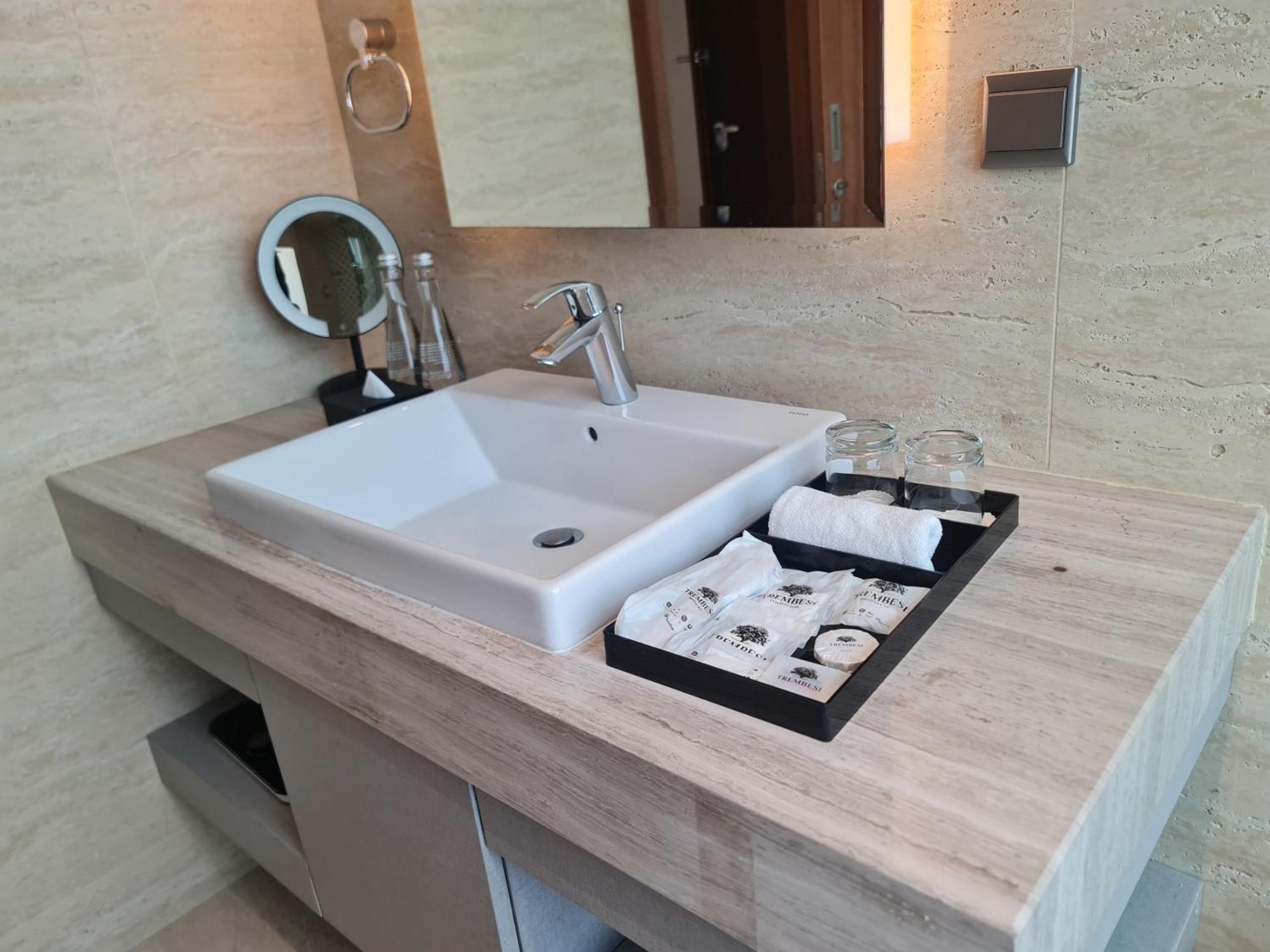 Trembesi Hotel Serpong Buitenkant foto