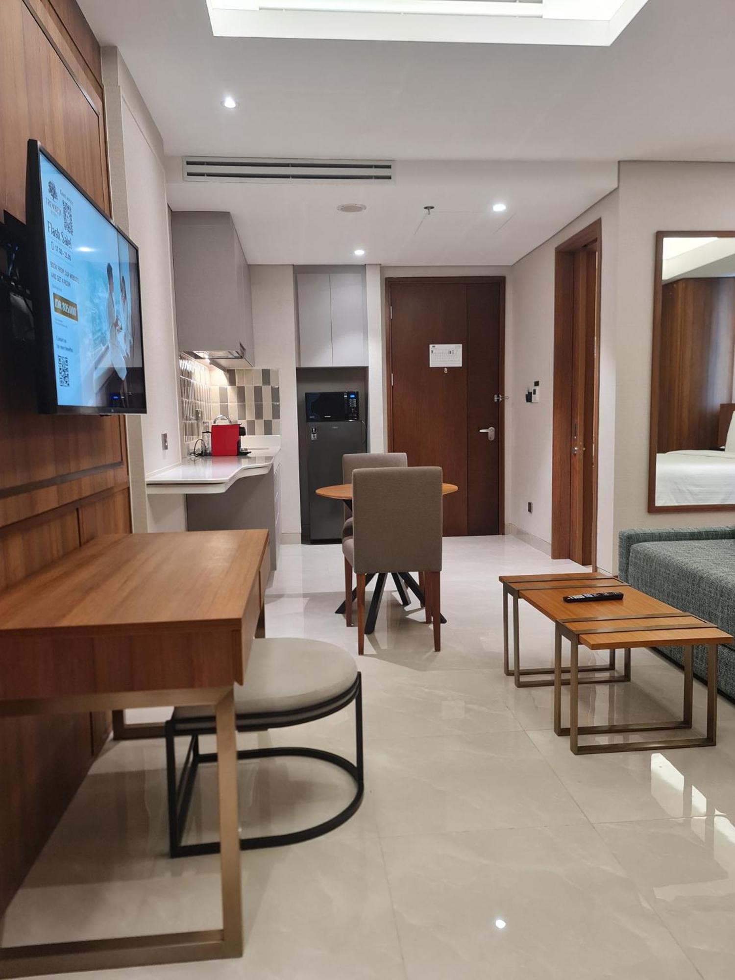 Trembesi Hotel Serpong Buitenkant foto